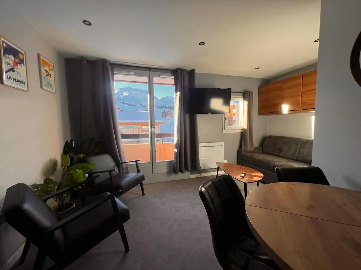 Skis Aux Pieds Et Modernite La Plagne-Tarentaise